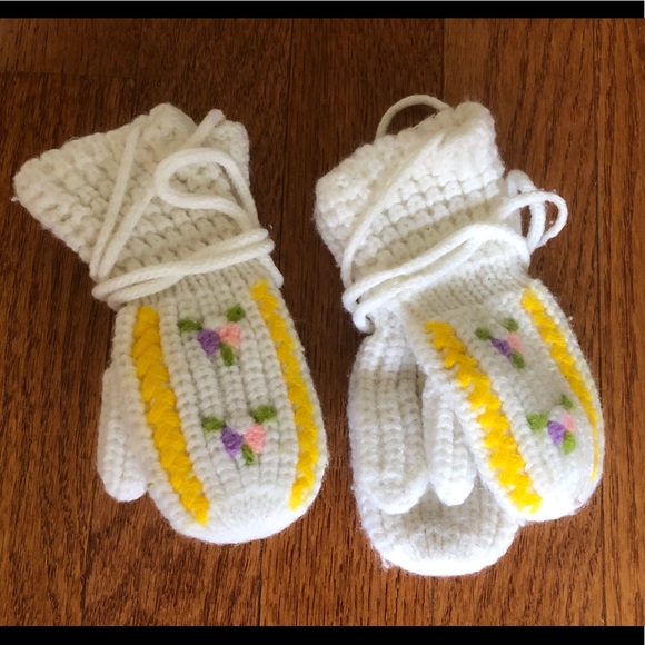 Tiny pair of vintage warm woolen mittens - Picture 4 of 6